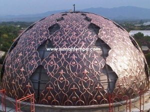 Pengrajin Kubah Masjid Tembaga