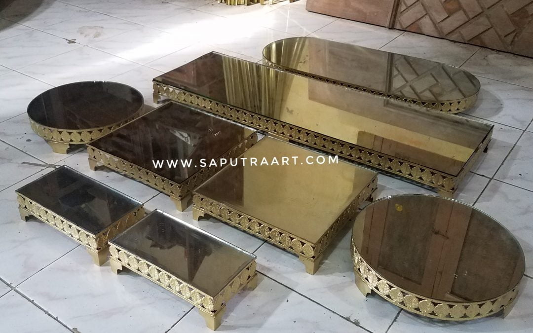 Miniatur Meja Kuningan