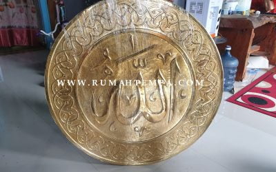 Kerajinan Kaligrafi Kuningan