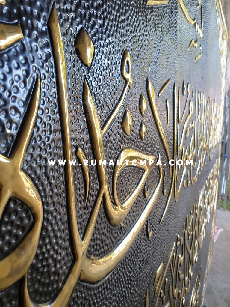 detail tempa kaligrafi kuningan