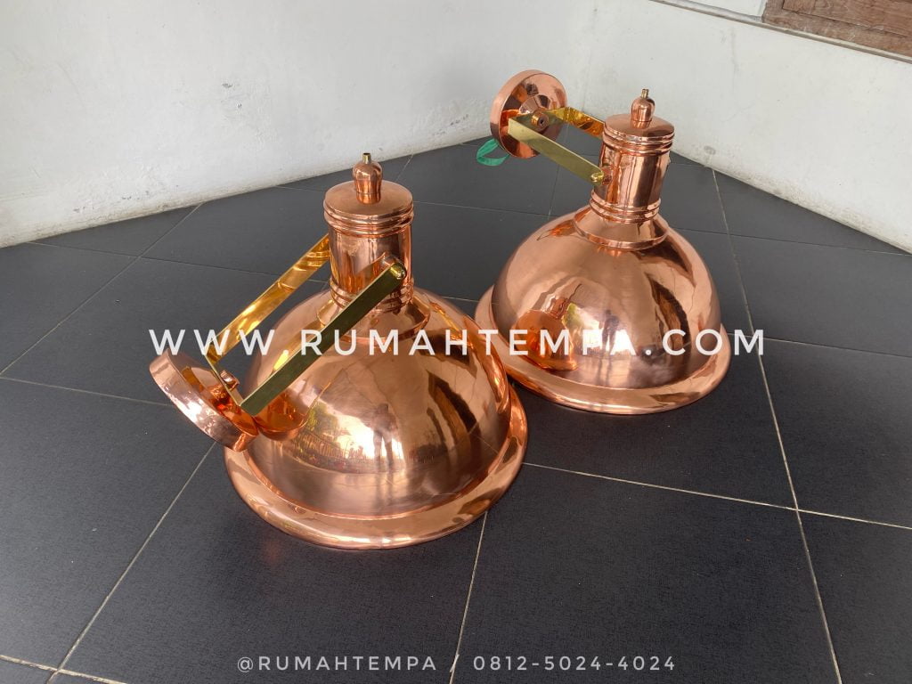 pengrajin lampu tembaga