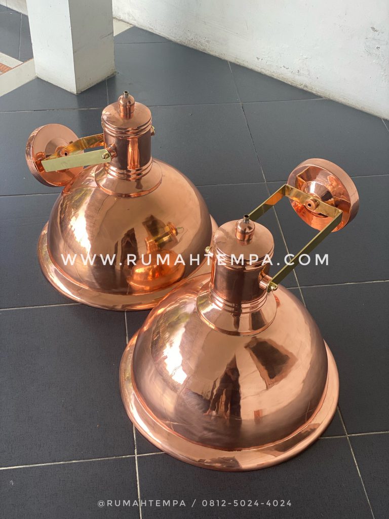 pengrajin lampu dinding tembaga