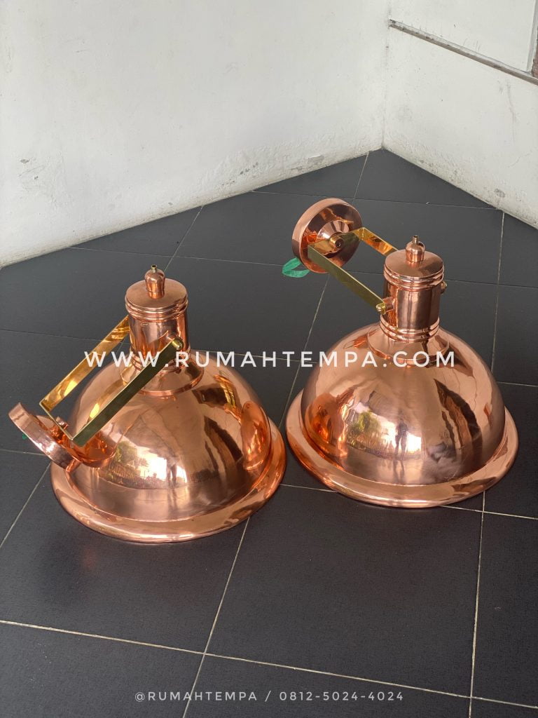 pengrajin lampu dinding tembaga