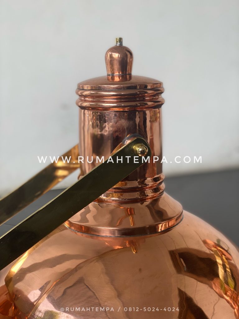 pengrajin lampu dinding tembaga