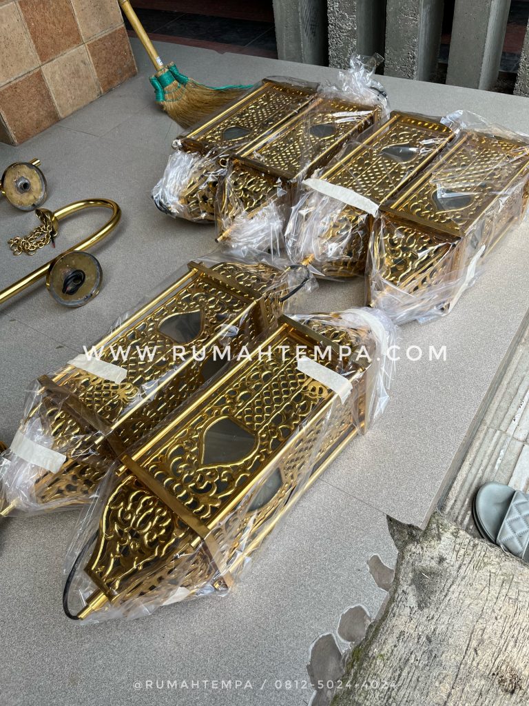 pengrajin lampu dinding kuningan