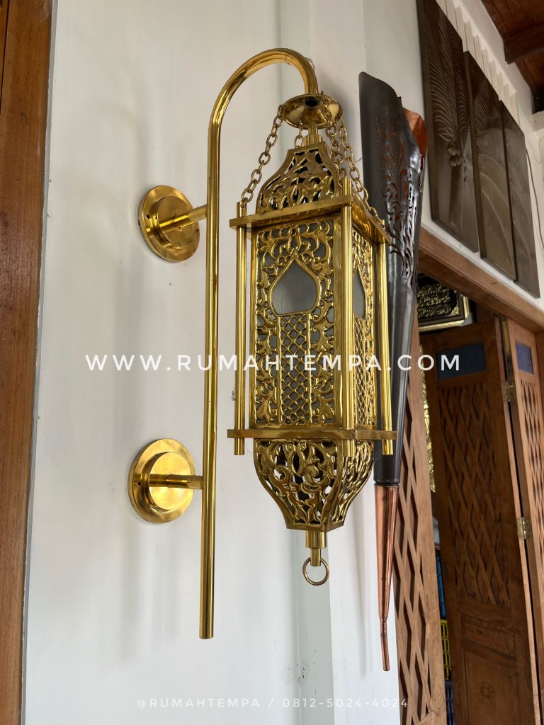 pengrajin lampu dinding kuningan