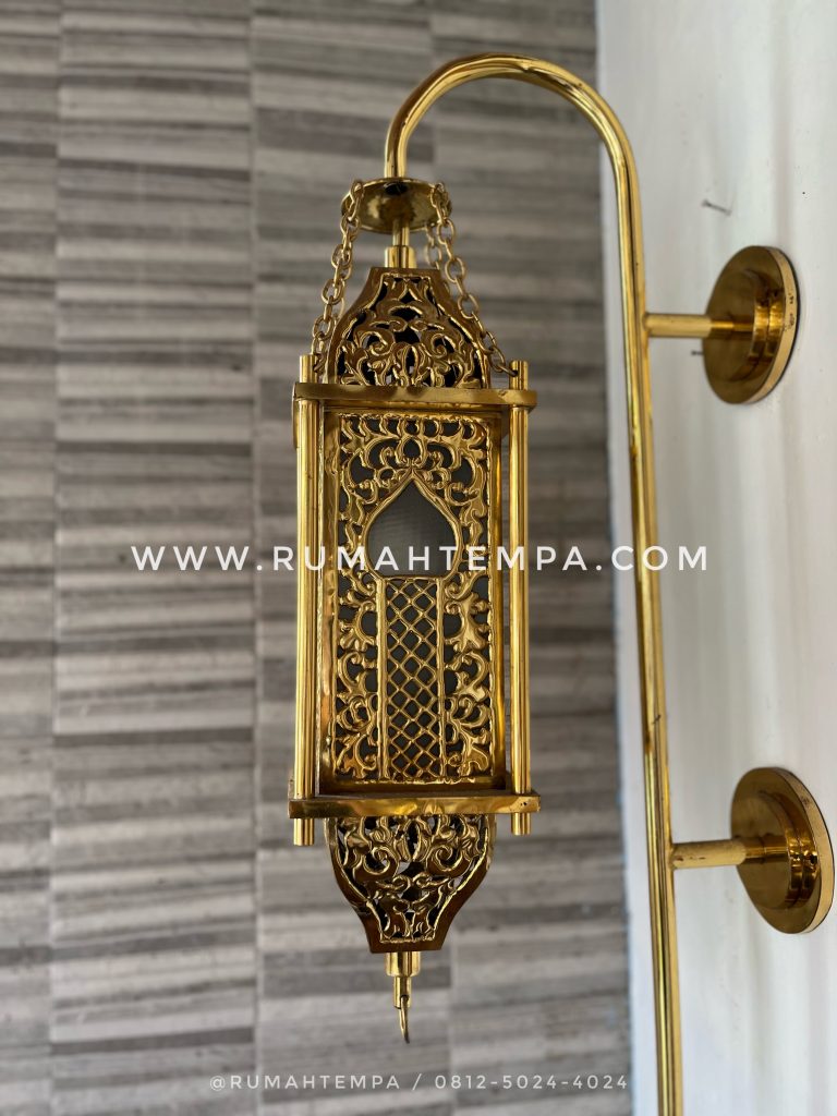pengrajin lampu dinding kuningan