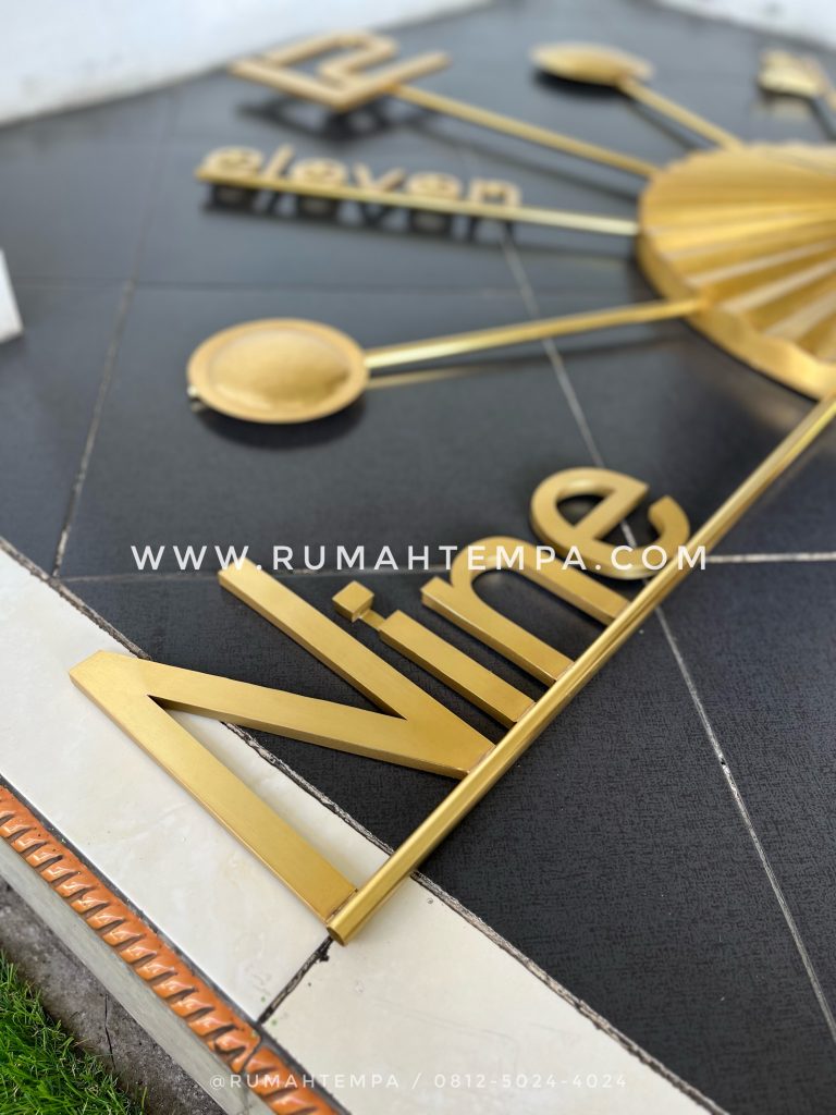 jam dinding kuningan elegan