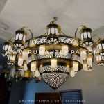 Lampu gantung hias masjid