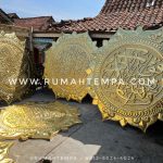 kaligrafi kuningan timbul