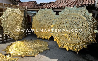 Kaligrafi Kuningan Timbul