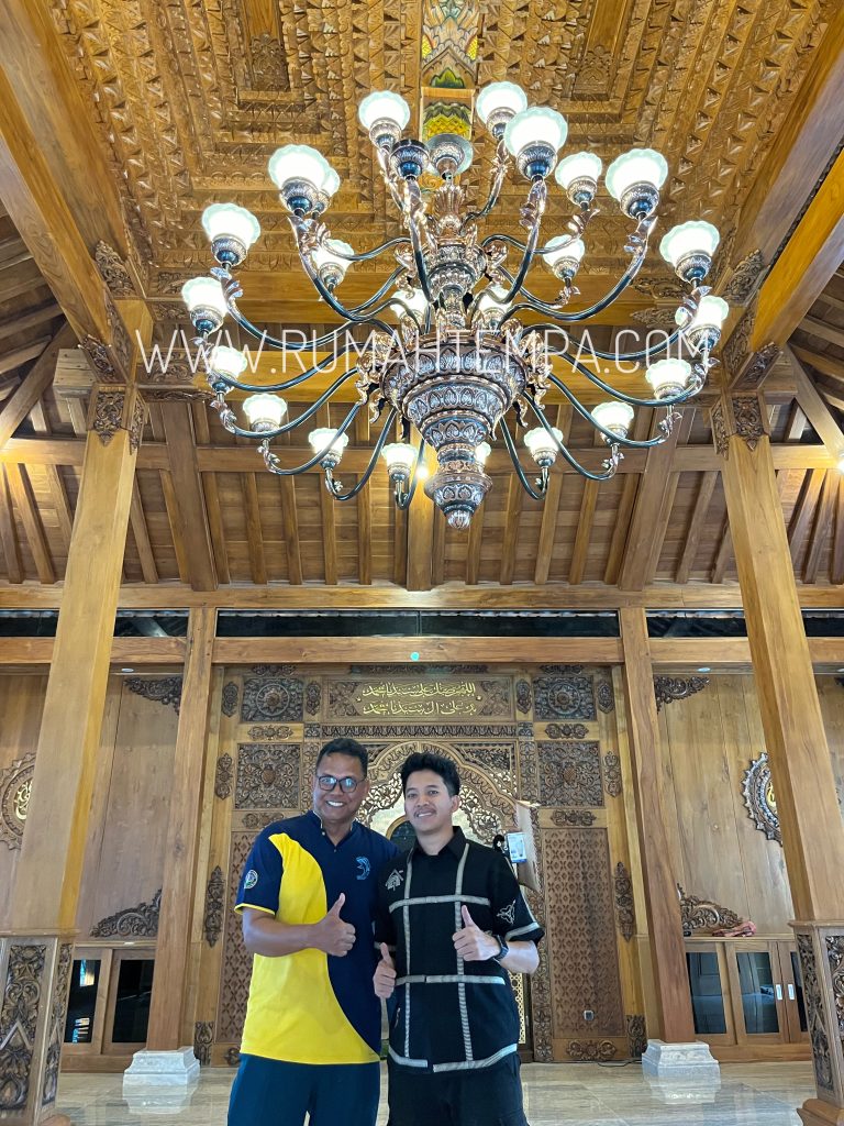 pengrajin lampu tembaga