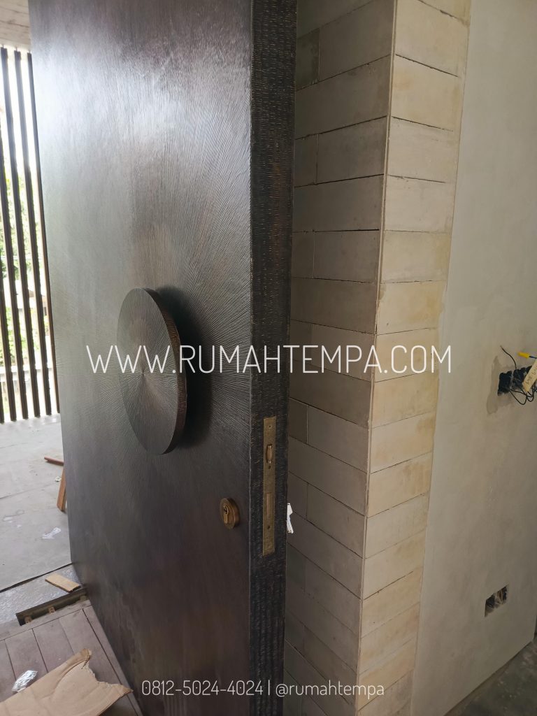 pintu logam tembaga