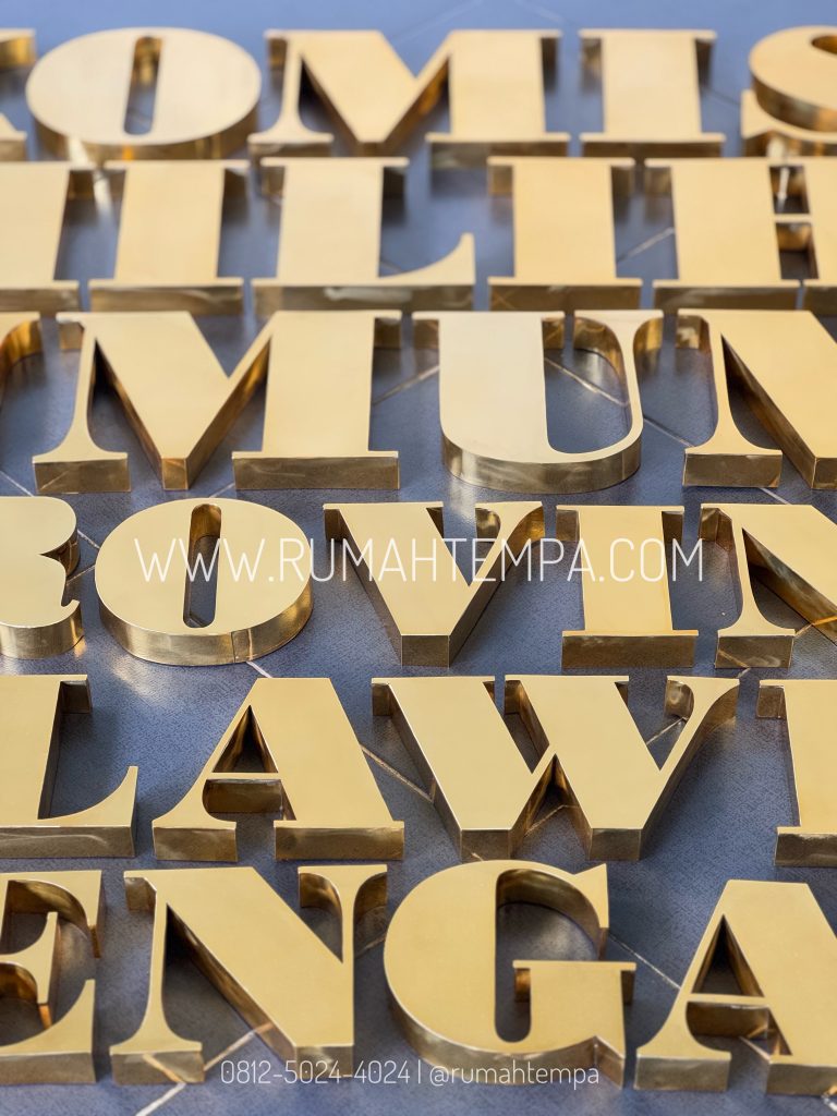 pengrajin huruf timbul kuningan