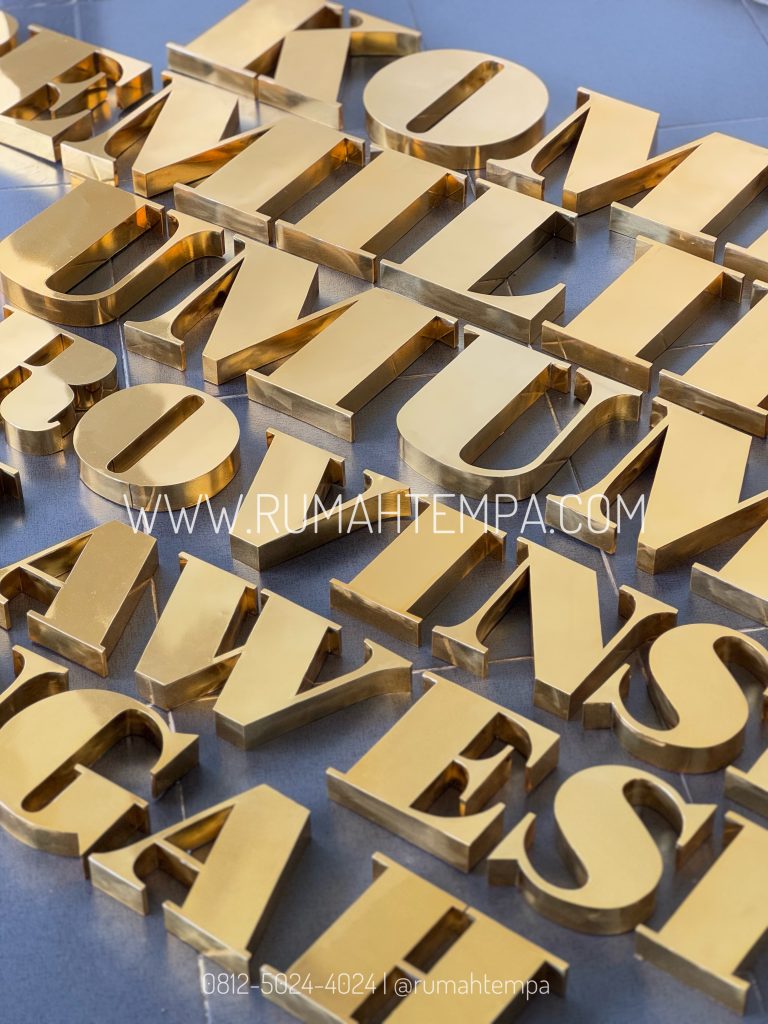 huruf timbul kuningan custom
