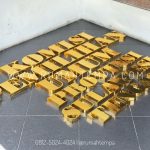 custom huruf timbul kuningan