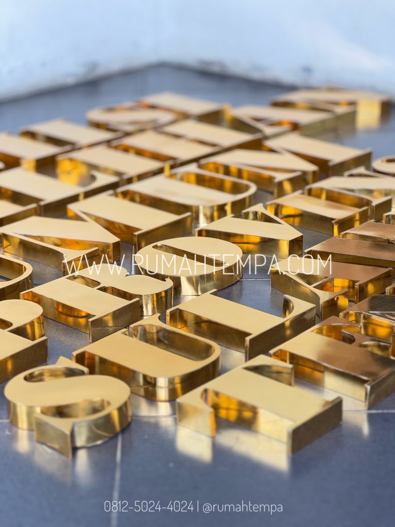 kerajinan huruf timbul kuningan