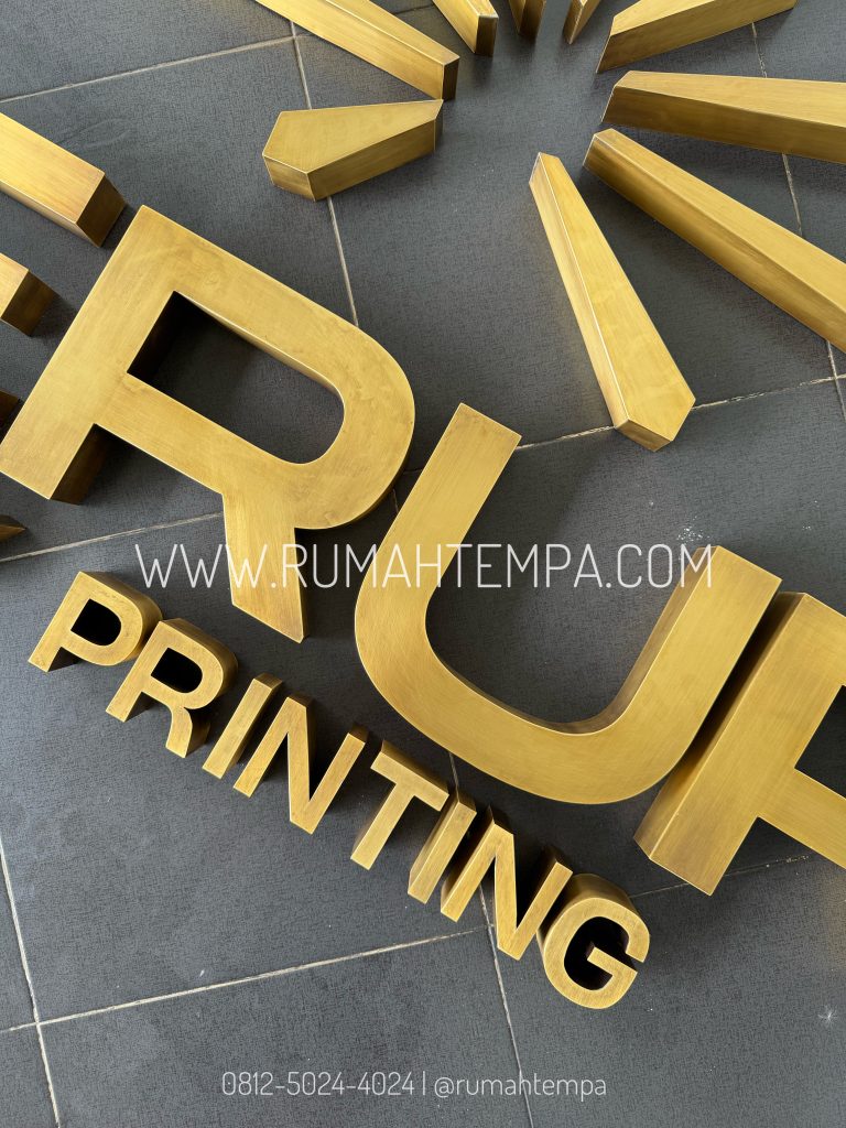 huruf timbul kuningan