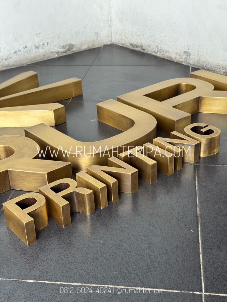 letter timbul kuningan tembaga