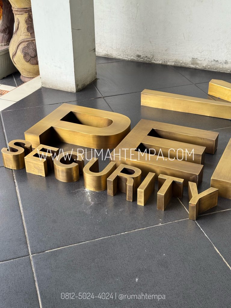 huruf timbul kuningan tembaga