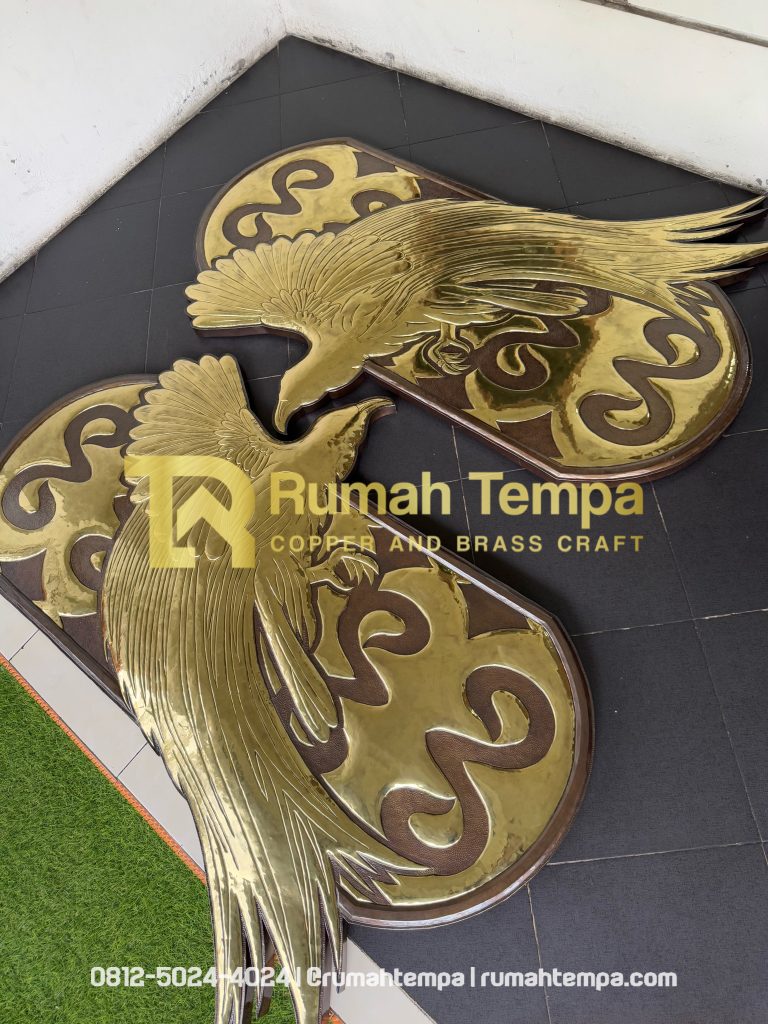 pengrajin relief kuningan tembaga