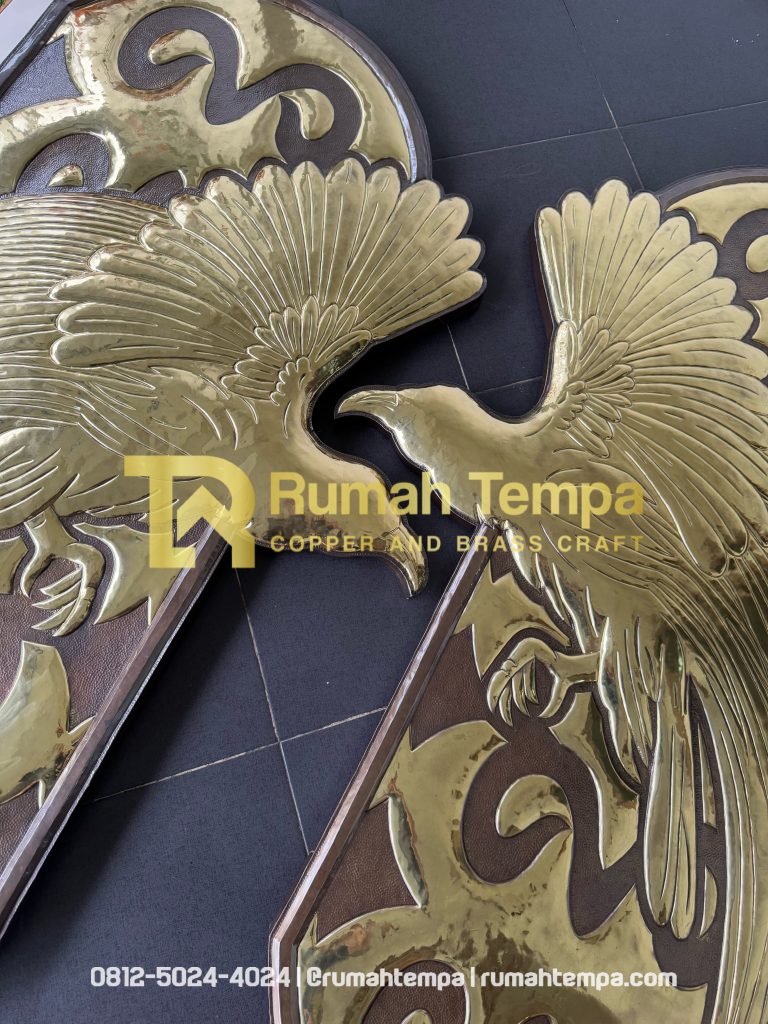 relief ukir bahan tembaga