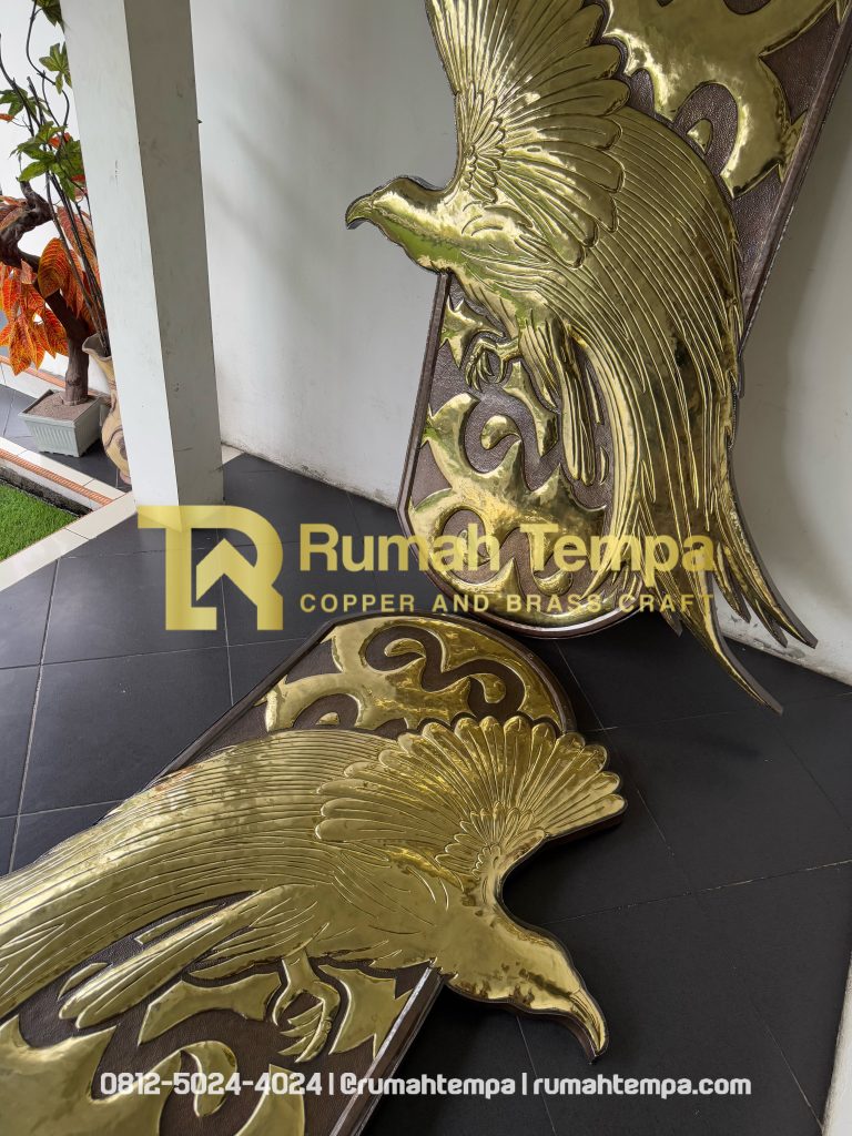 relief burung kuningan