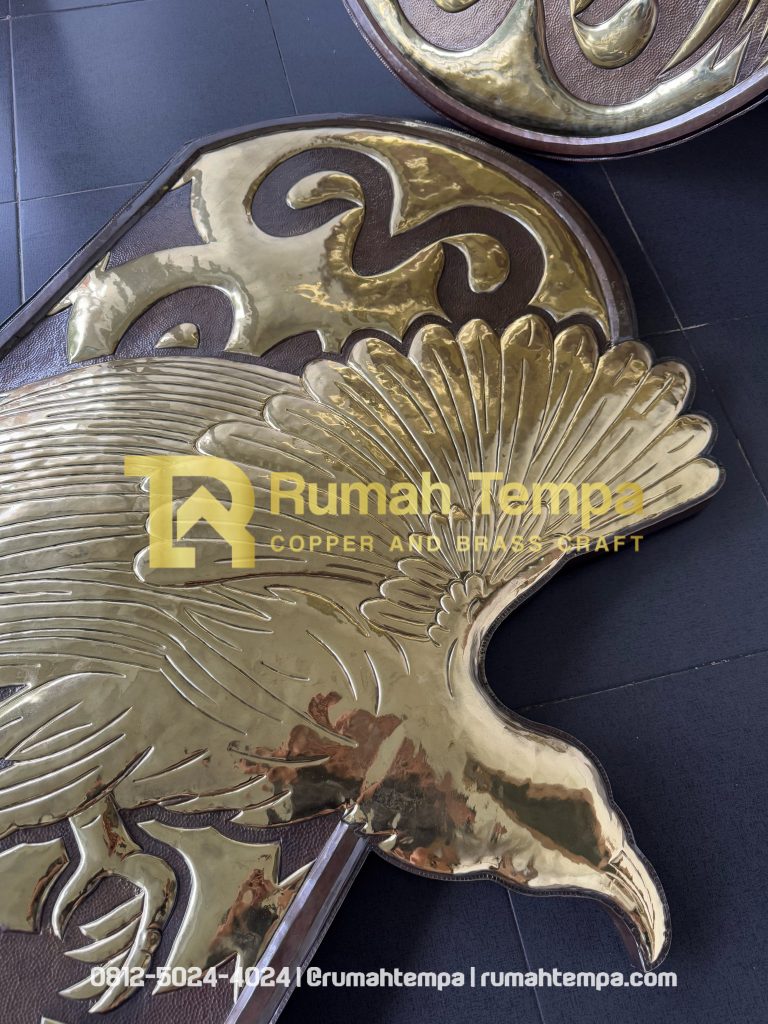 hiasan dinding kuningan