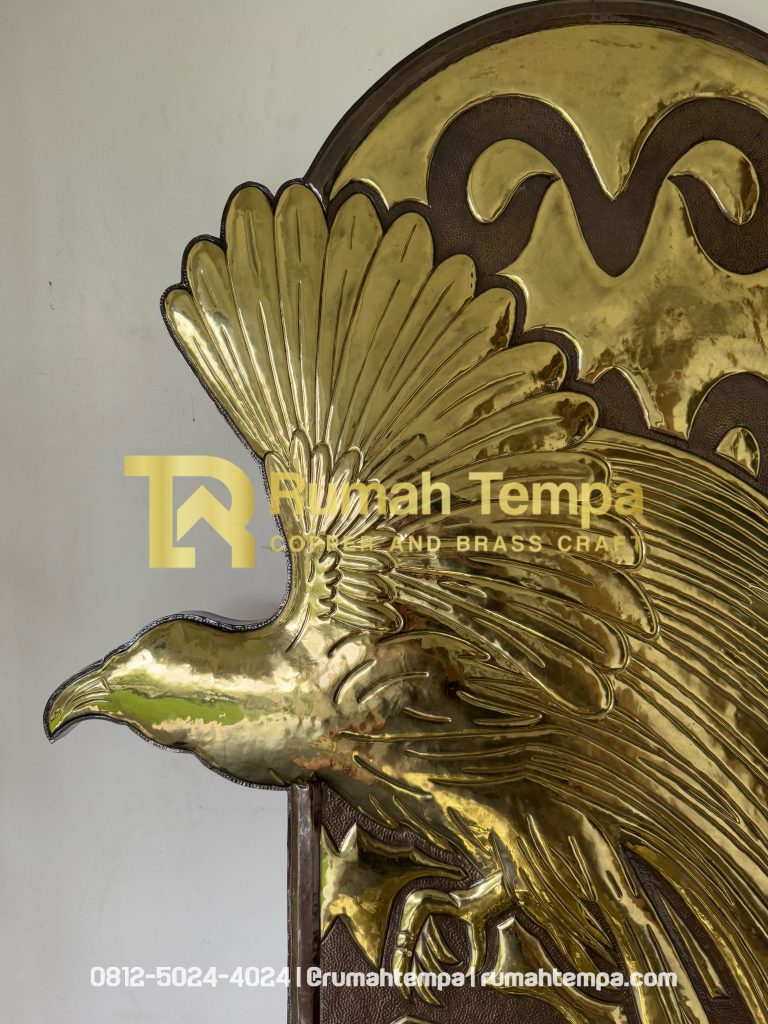 pengrajin relief ukir 3D bahan kuningan