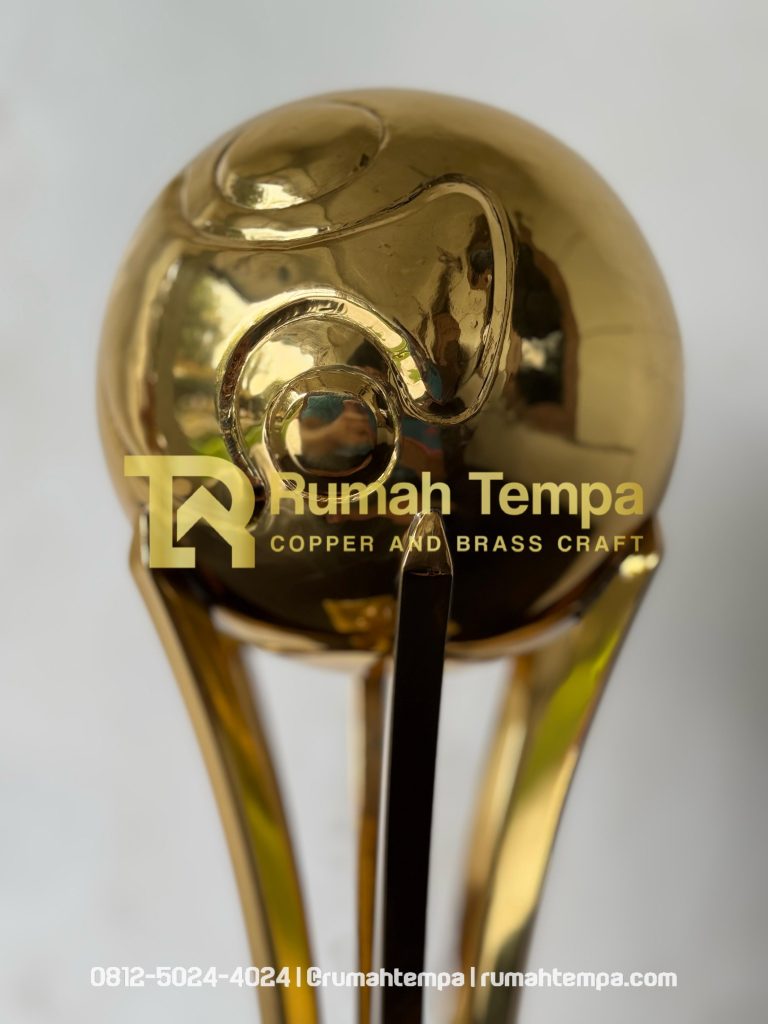 trophy piala logam kuningan