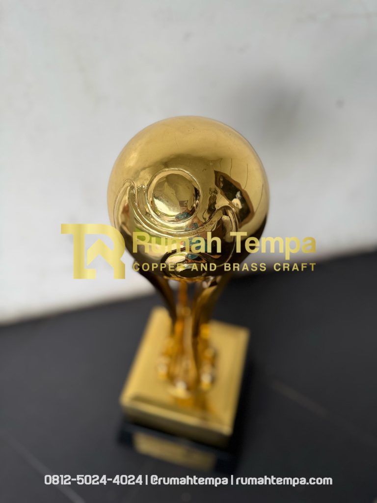 pengrajin piala kuningan
