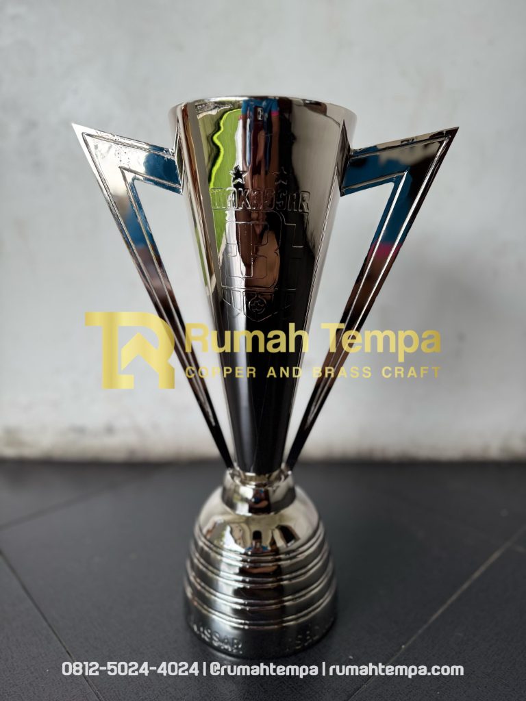 pengrajin piala logam kuningan