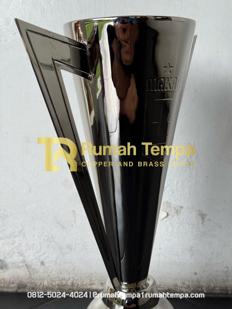 pengrajin piala logam kuningan