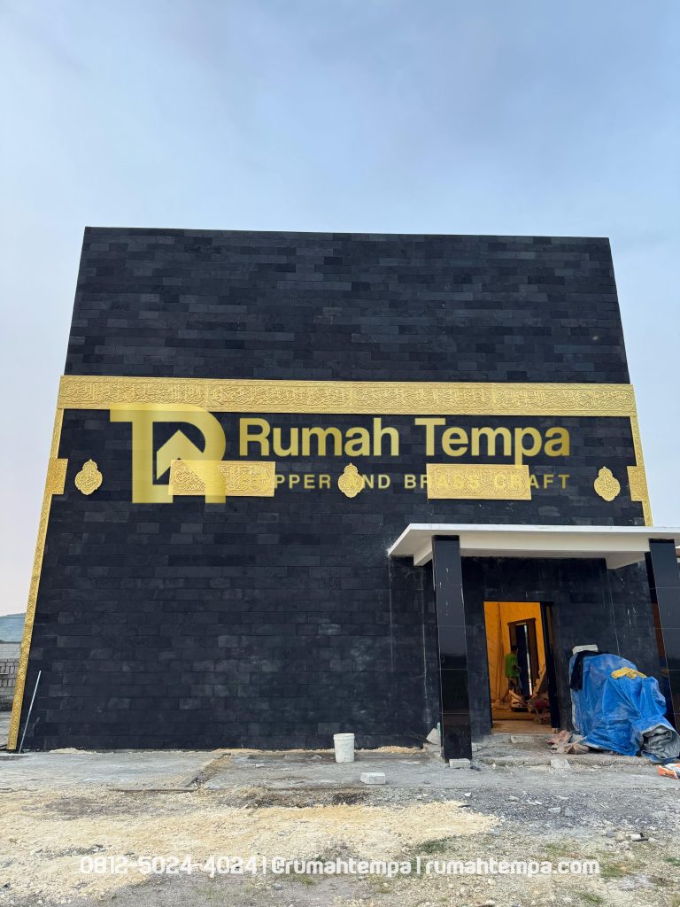 pengrajin kaligrafi bahan kuningan