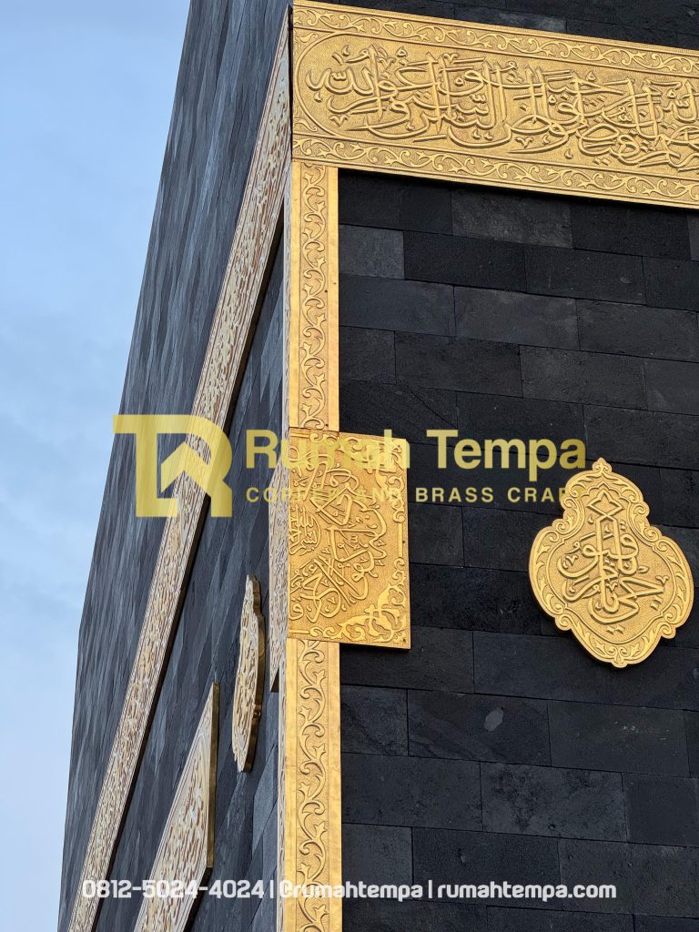 pengrajin kaligrafi bahan kuningan