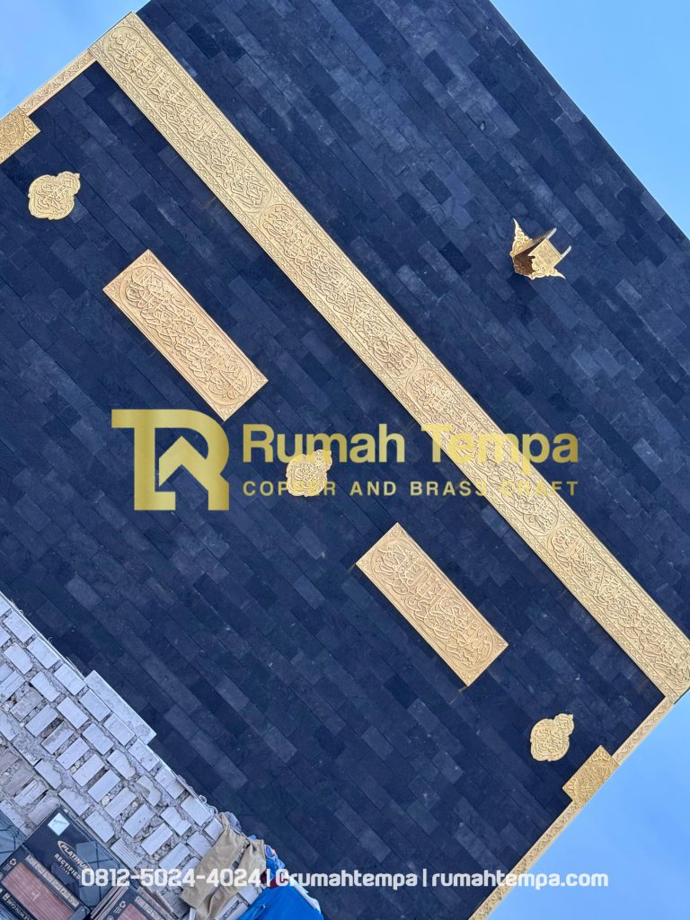 ka'bah kaligrafi kuningan