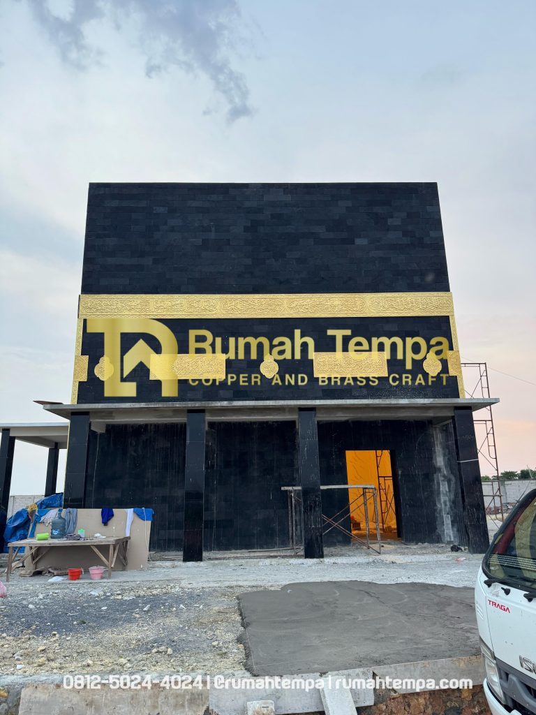 relief kaligrafi bahan kuningan