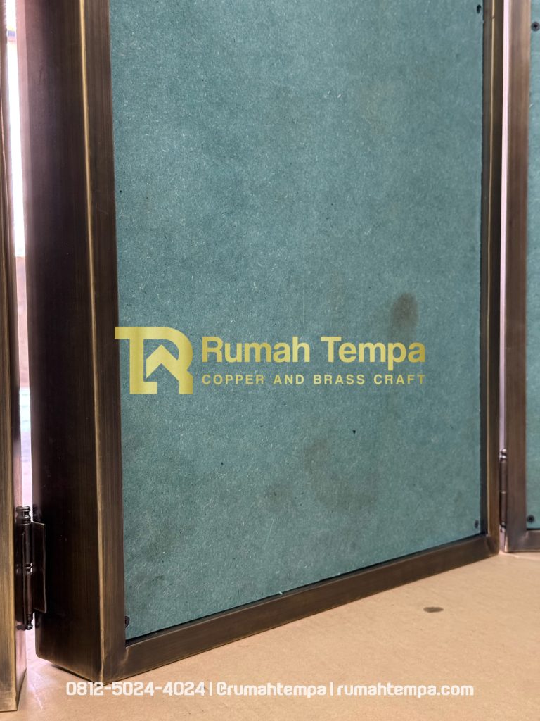 pengrajin partisi bahan kuningan