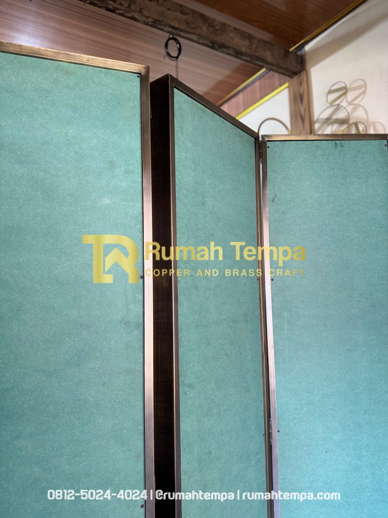 partisi ruangan bahan logam