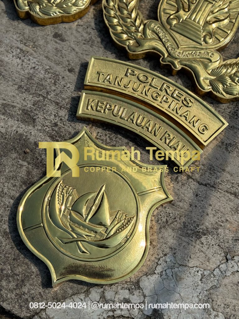 kerajinan logo motif ukir kuningan