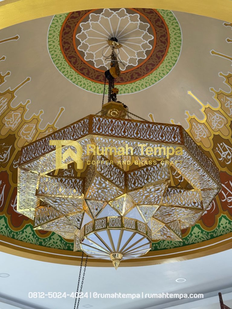 pengrajin lampu hias masjid