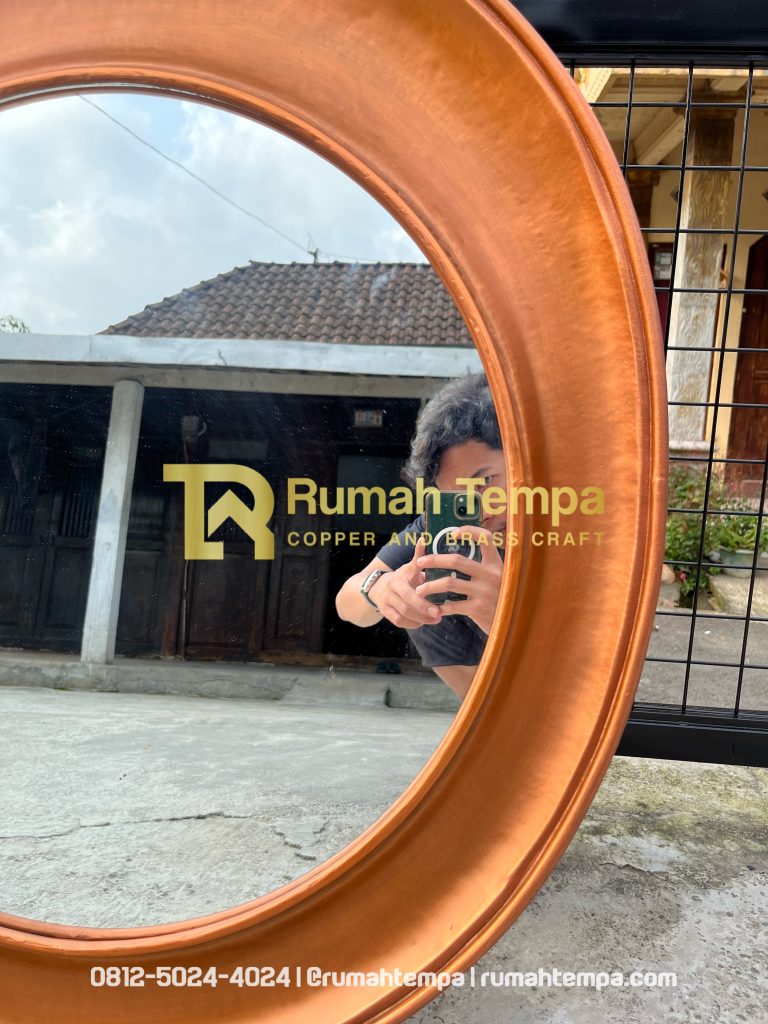 pengrajin cermin tembaga