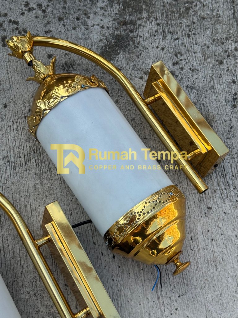 lampu dinding kuningan