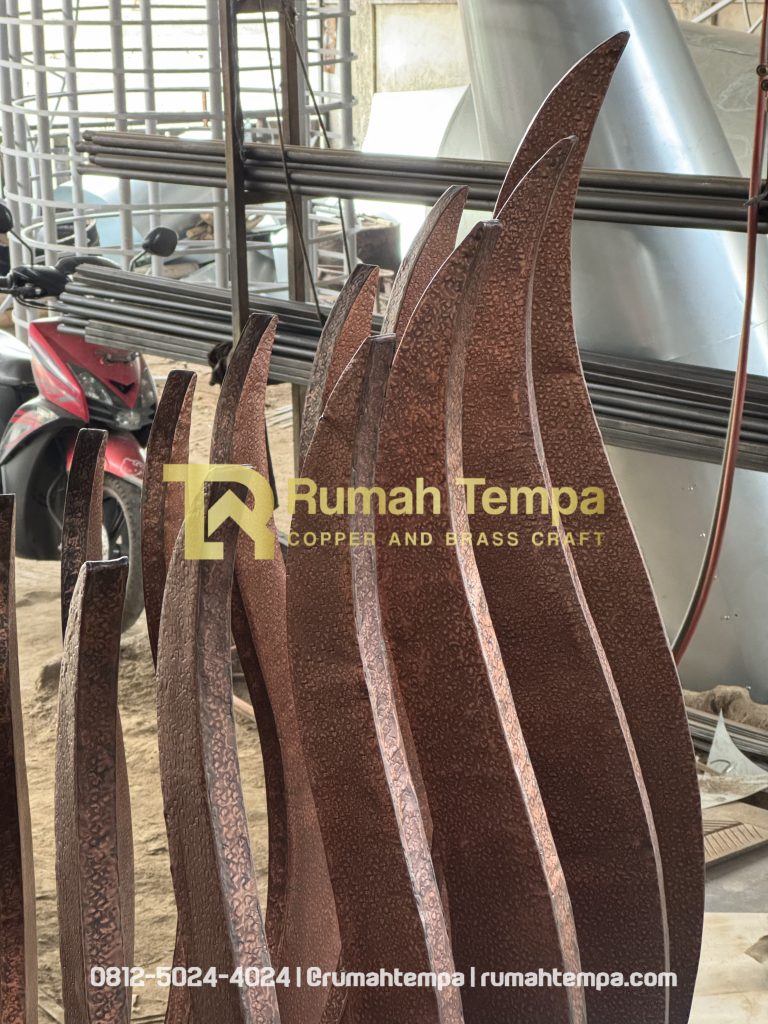 pengrajin patung tugu bahan tembaga