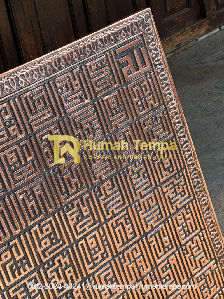 pengrajin kaligrafi bahan tembaga