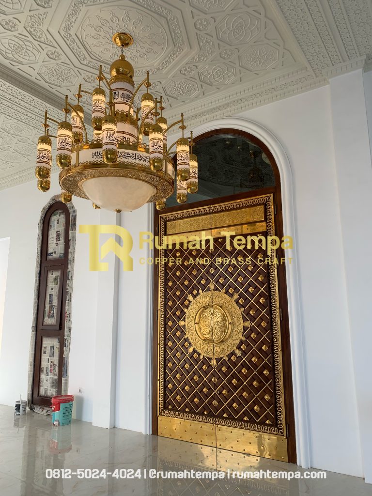 replika pintu masjid nabawi