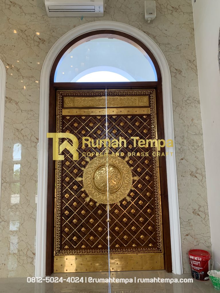 pintu masjid nabawi bahan kuningan