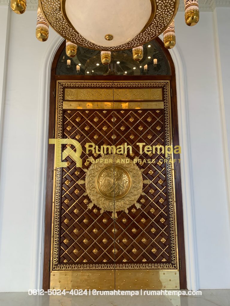 pengrajin pintu masjid nabawi