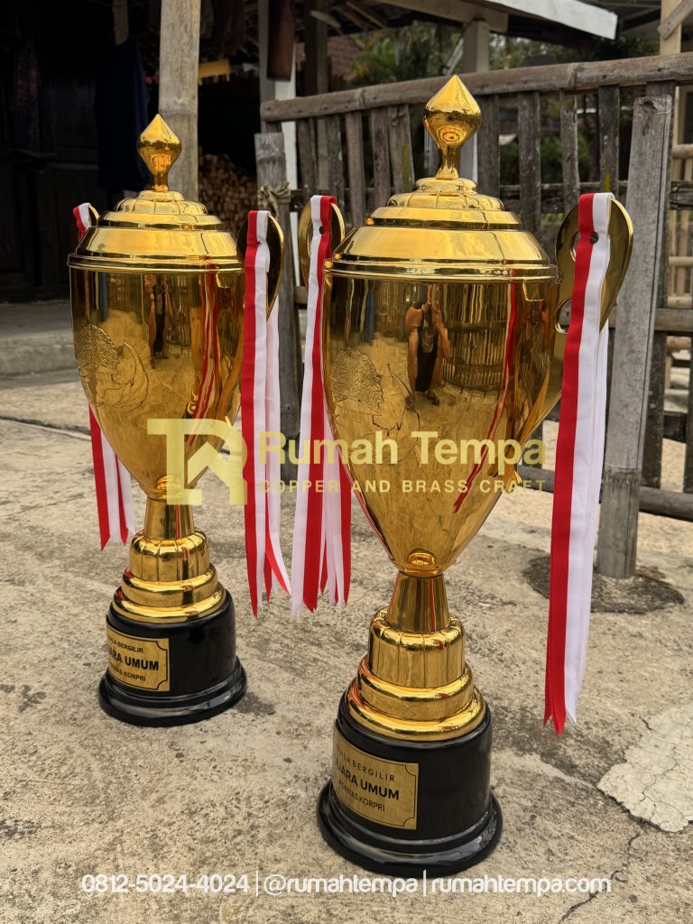 pengrajin piala kuningan