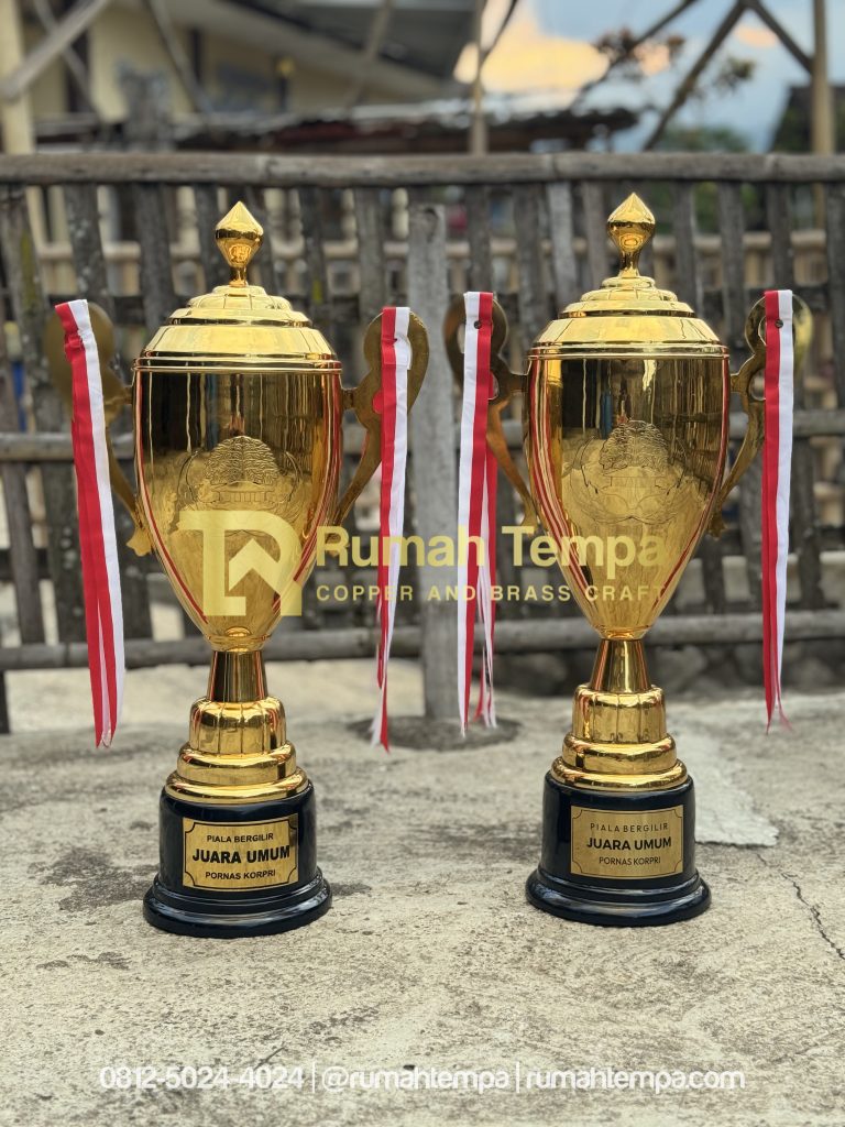 pengrajin piala kuningan